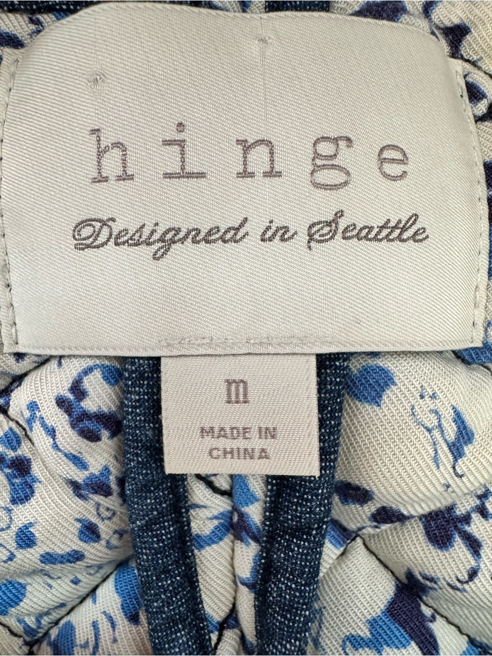 Hinge Quilted Jacket M Blue White Floral Print Zip Front Cropped Lightweight - Picture 6 of 6